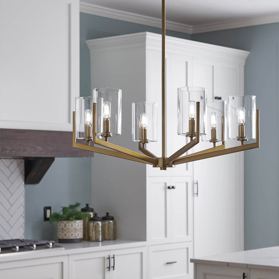 Lustre en situation dans une cuisine, au-dessus d'un plan de travail et de placards blancs.