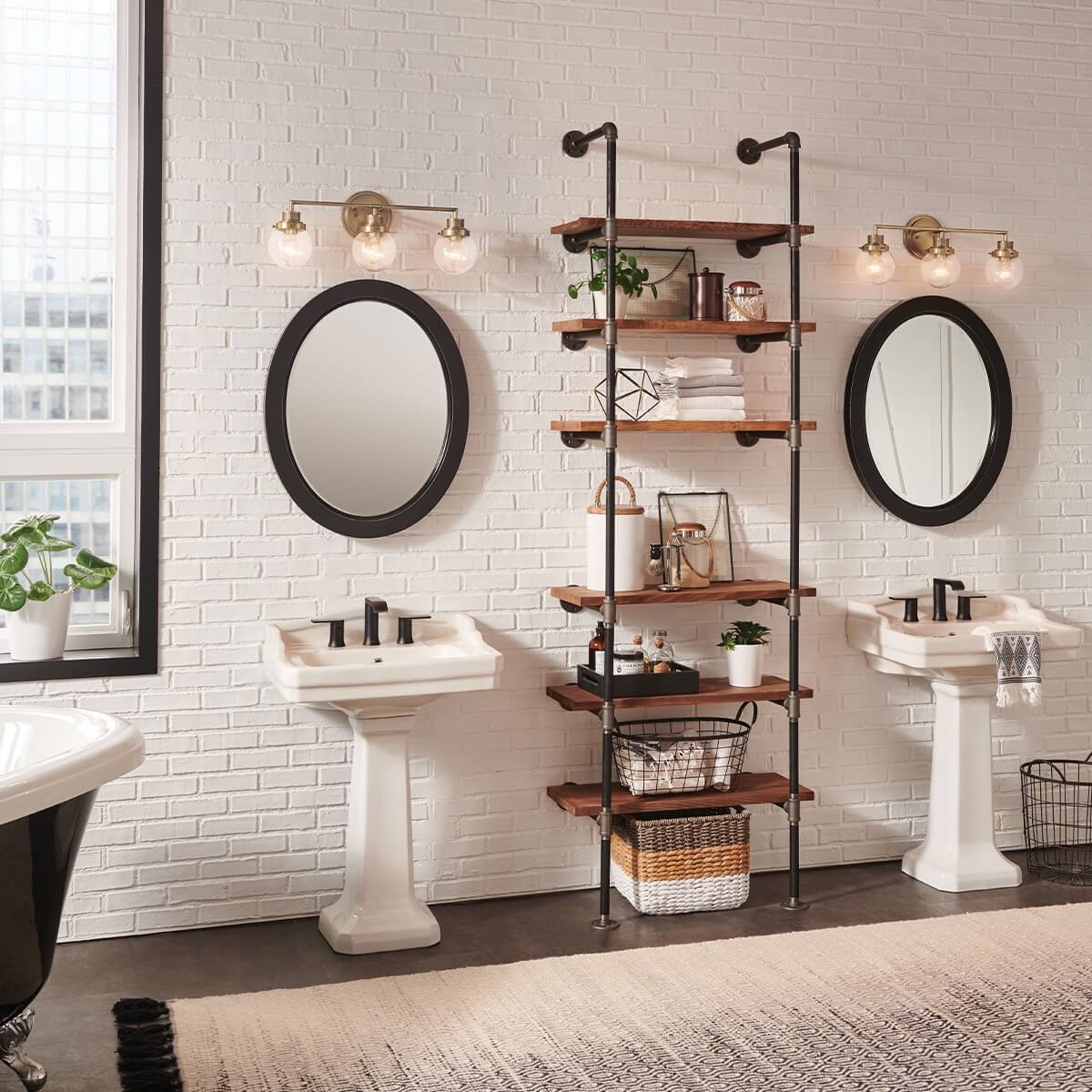 Mise en ambiance dans une salle de bain industrielle avec deux appliques au-dessus des miroirs.