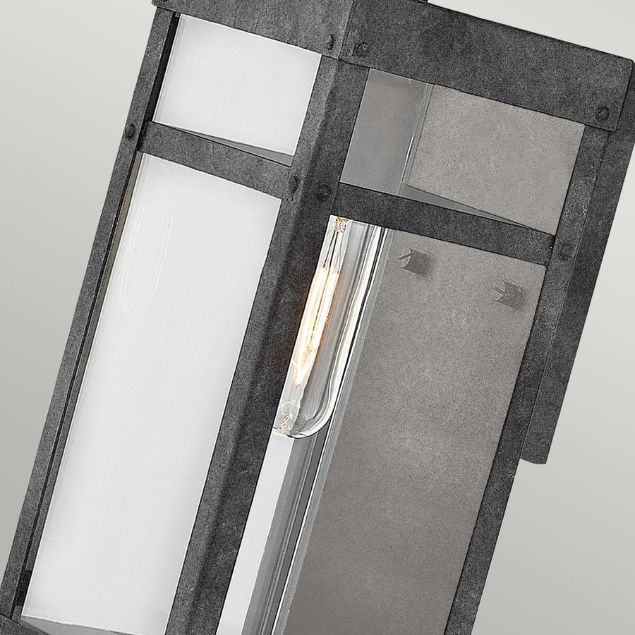 Gros plan sur l'ampoule et les reflets du verre transparent