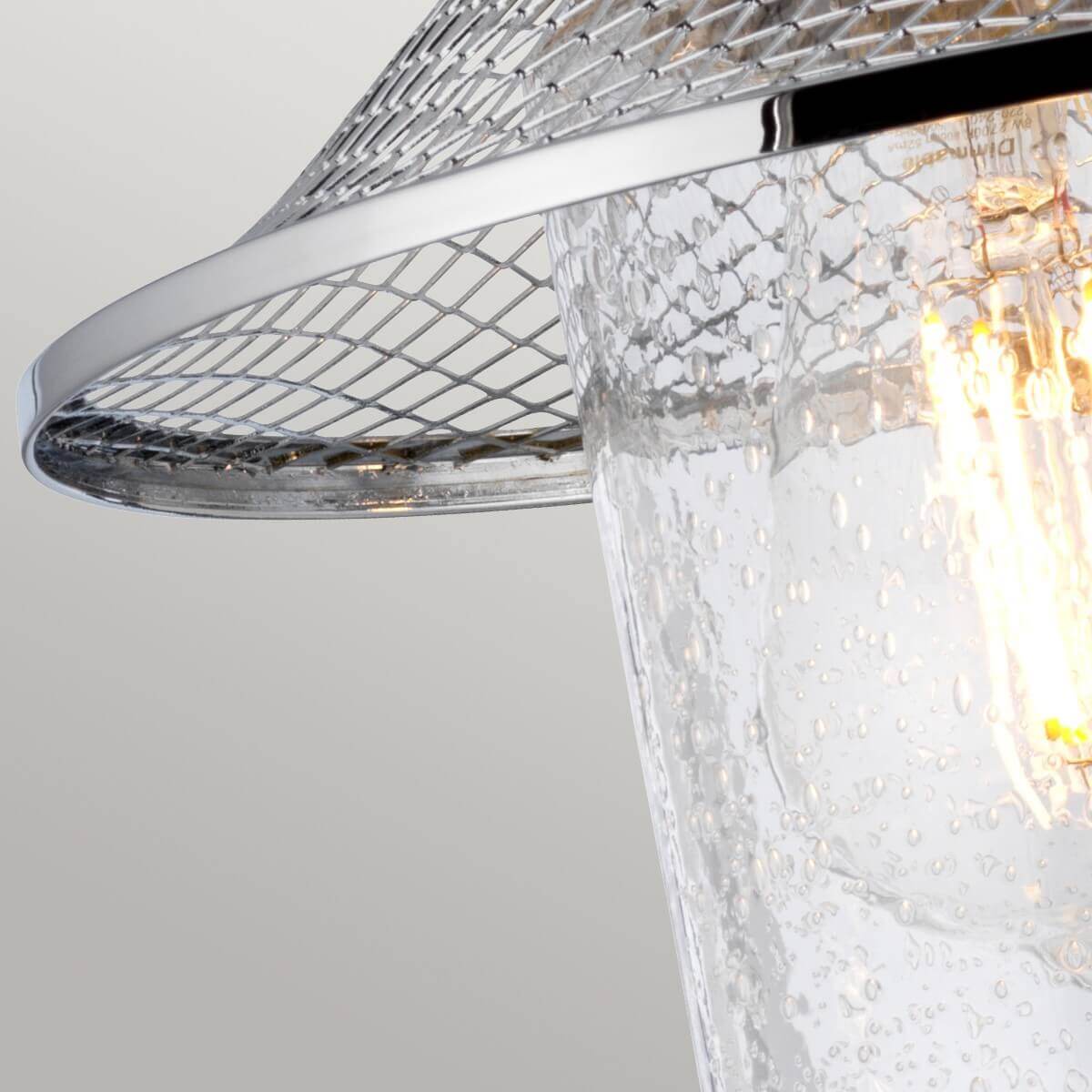 Détail du verre moucheté et de la grille métallique avec ampoule allumée