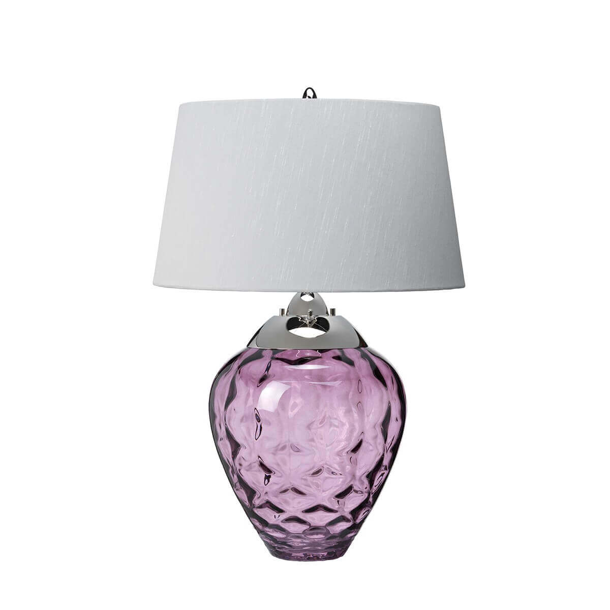 Vue de face du luminaire, socle en verre rose godronné et monture métallique argentée brillante