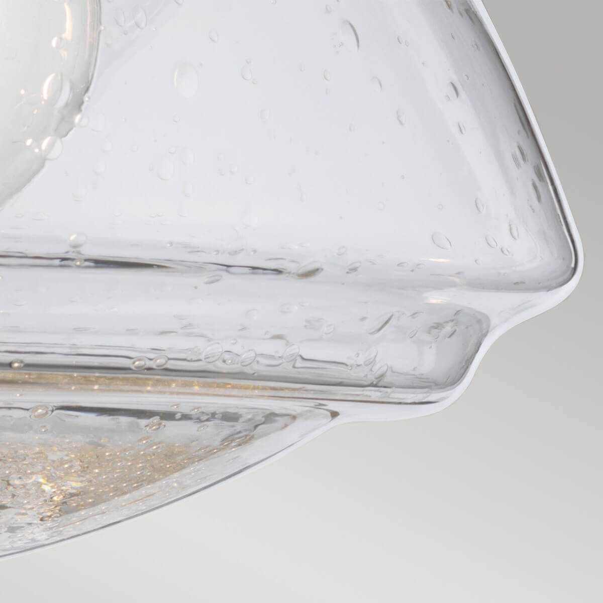 Gros plan sur la texture du verre moucheté et le bord épais de la vasque