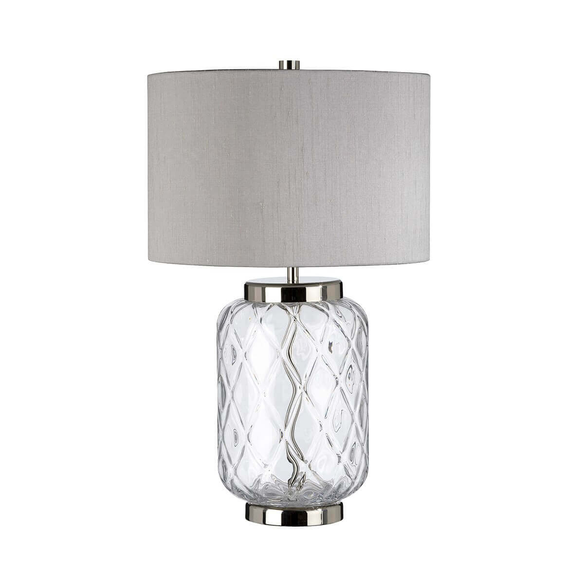 Lampe à poser vue de face, abat-jour gris et base en verre transparent sur fond blanc.