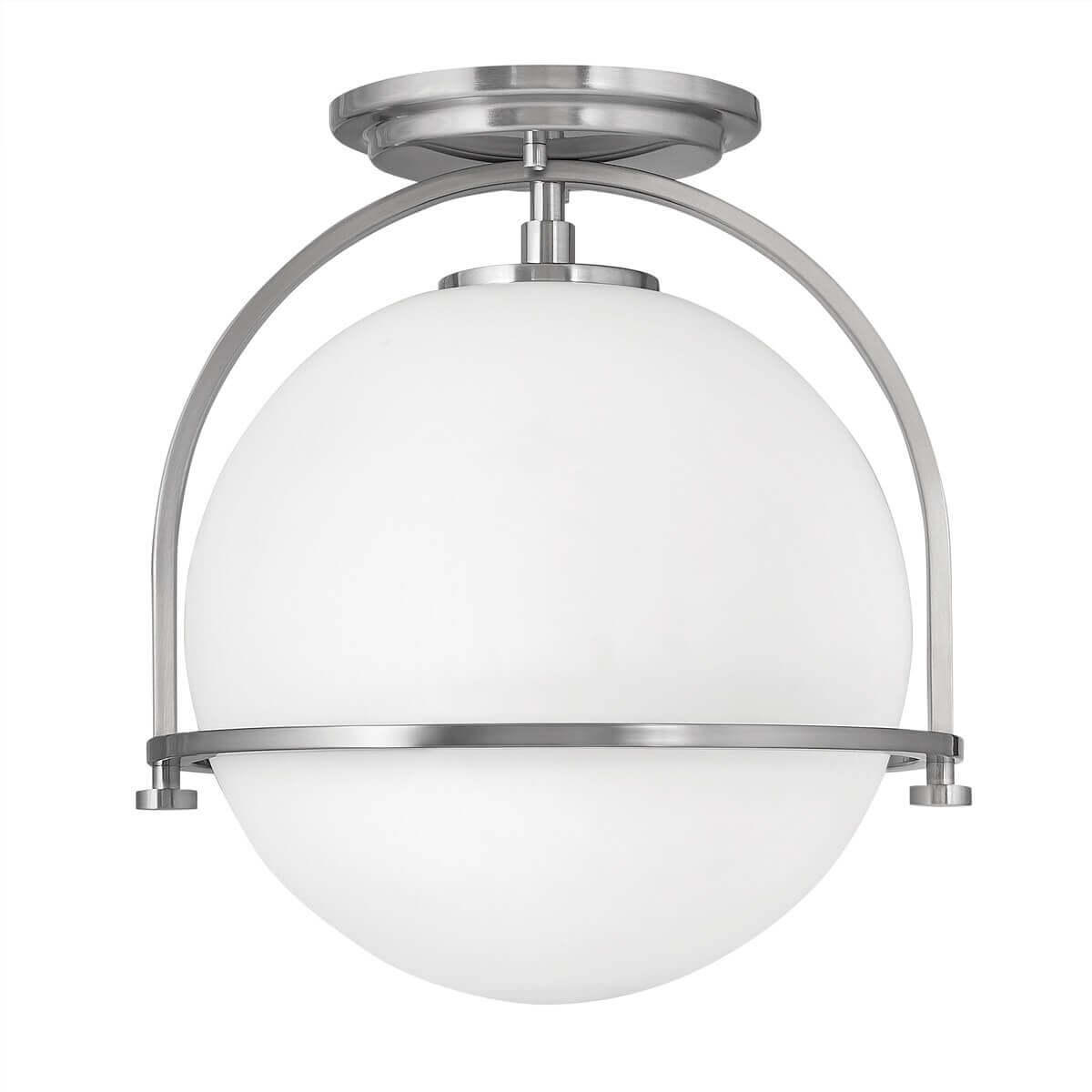 Vue de face du plafonnier : grand globe opale blanc tenu par deux arceaux nickel satiné