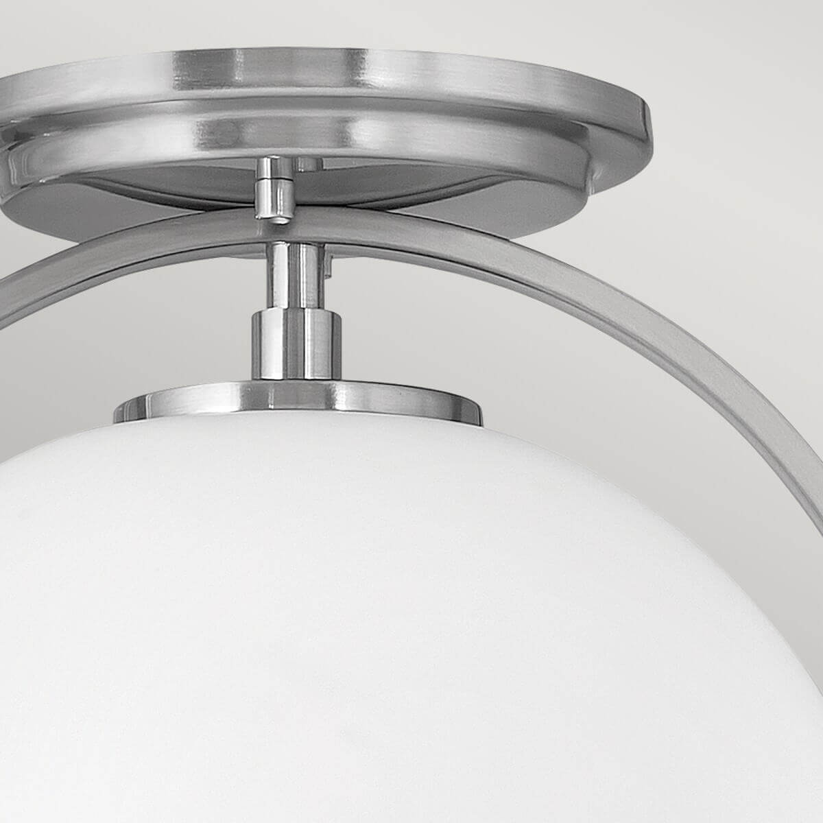 Détail du montage au plafond : rosace ronde et tige filetée en nickel satiné brossé