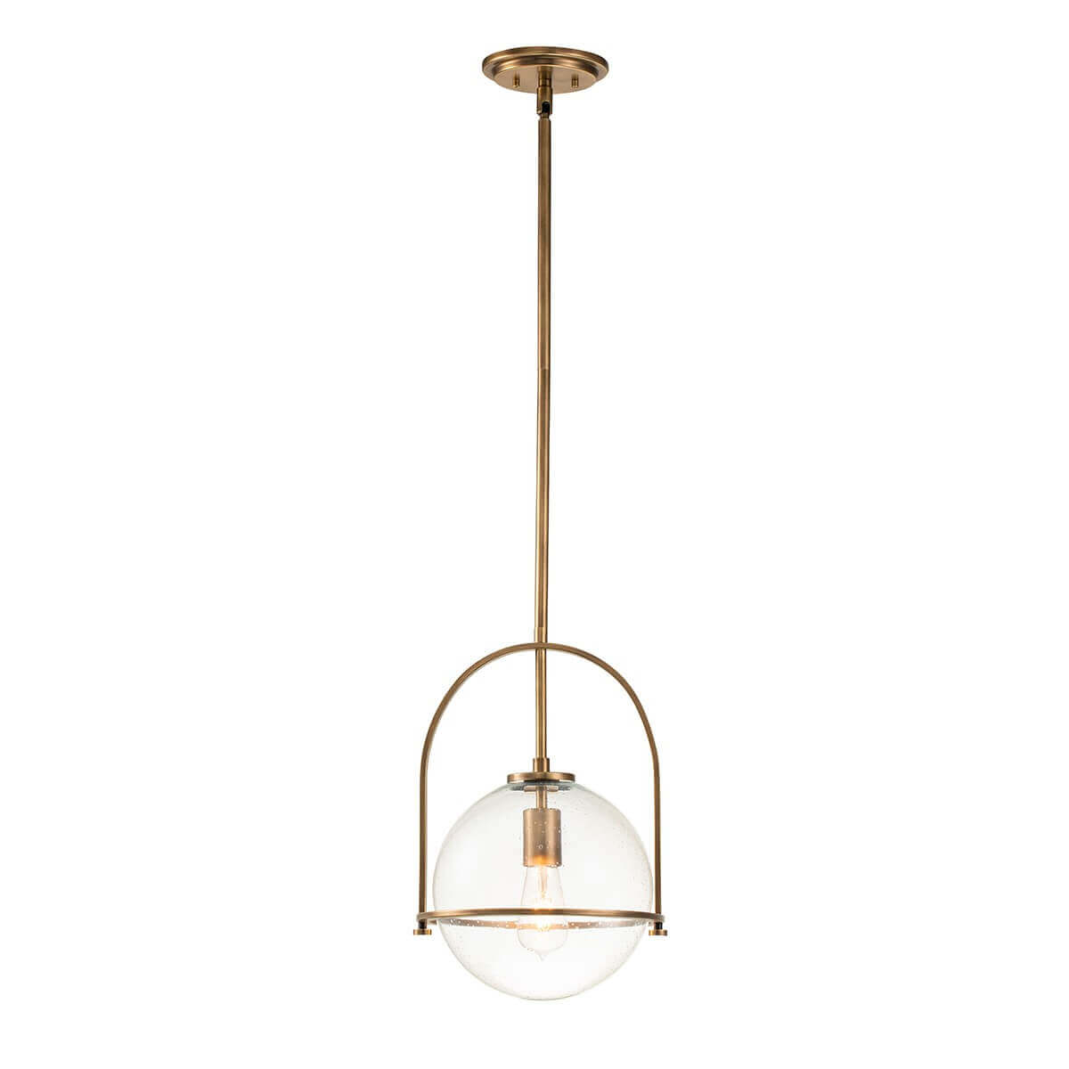 Vue de face du luminaire suspendu avec sa sphère en verre et sa structure en laiton