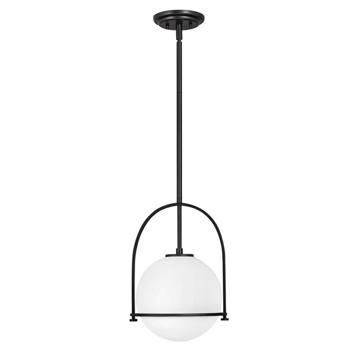 Vue de face du luminaire suspendu, sphère opale blanche dans arceau métallique noir