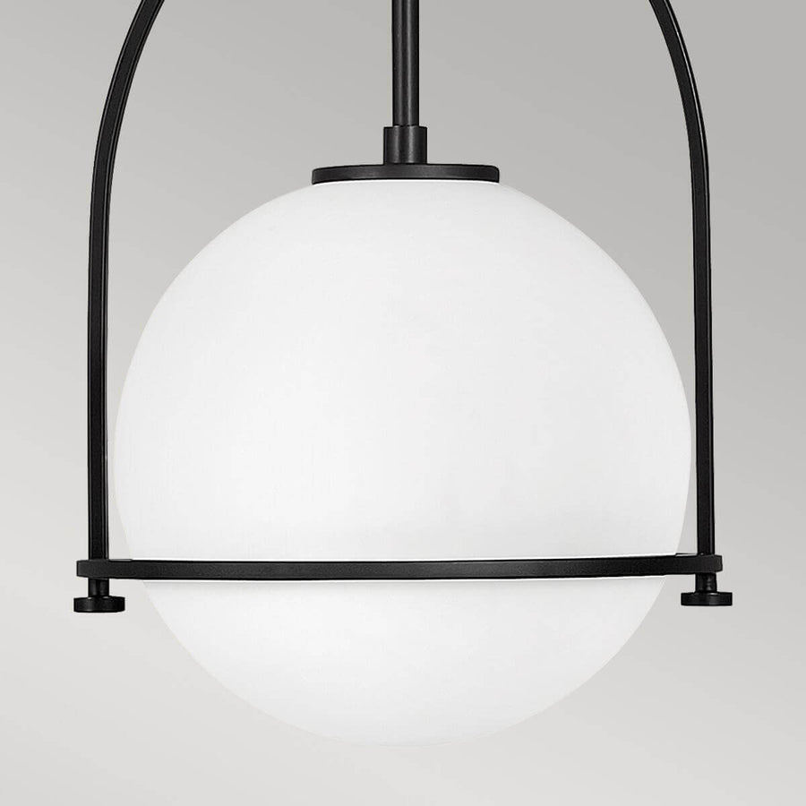 Détail du bas de la sphère opale et de l'anneau métallique noir
