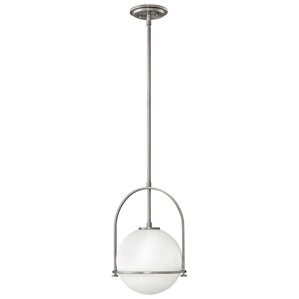 Vue de face de la suspension complète avec globe opale et structure en nickel satiné.