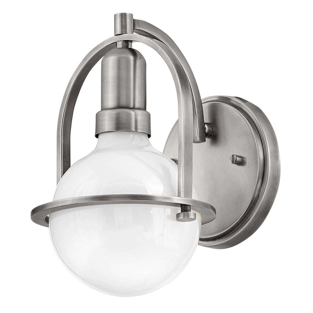 Vue de face de l'applique murale nickel satiné avec son globe en verre blanc opaque