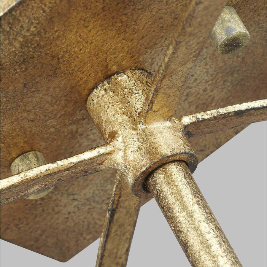 Détail rapproché de la finition dorée martelée et du raccord central