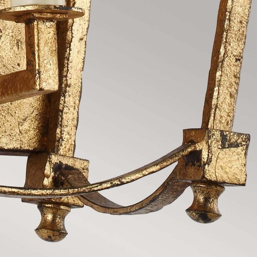 Détail du bas de l'applique, barre cintrée et boutons dorés travaillés