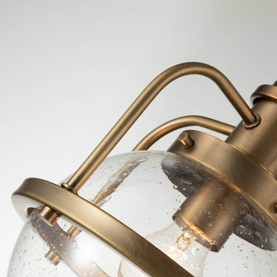 Détail des arceaux métalliques maintenant la sphère de verre transparent