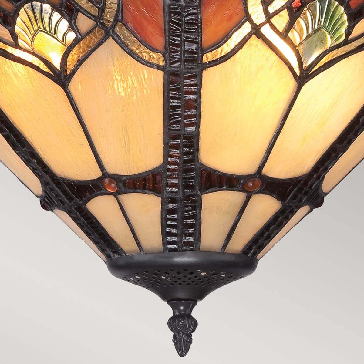 Détail du bas de la coupole, pointe bronze ajourée et verre éclairé.