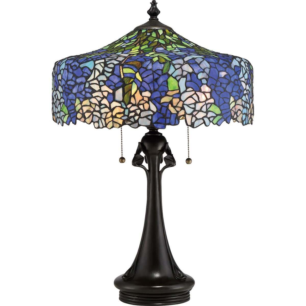 Lampe à poser vue de face avec abat-jour en mosaïque de verre bleu.