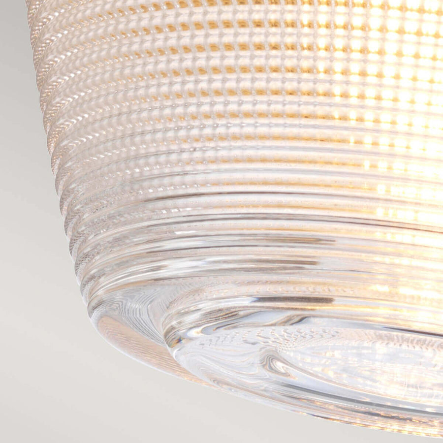 Gros plan sur la texture quadrillée du verre et ses anneaux à la base