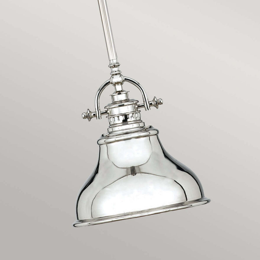 Gros plan du verre en cloche et de l'attache métallique polie.