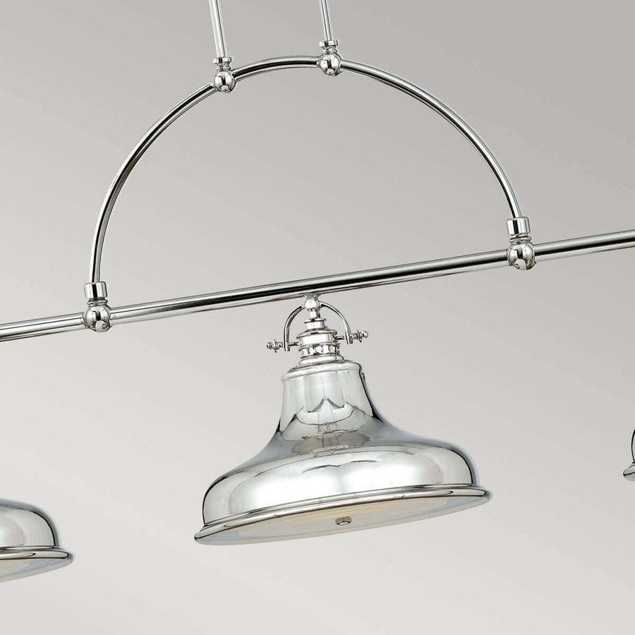 Détail de l'abat-jour central en verre et de l'arche métallique chromée