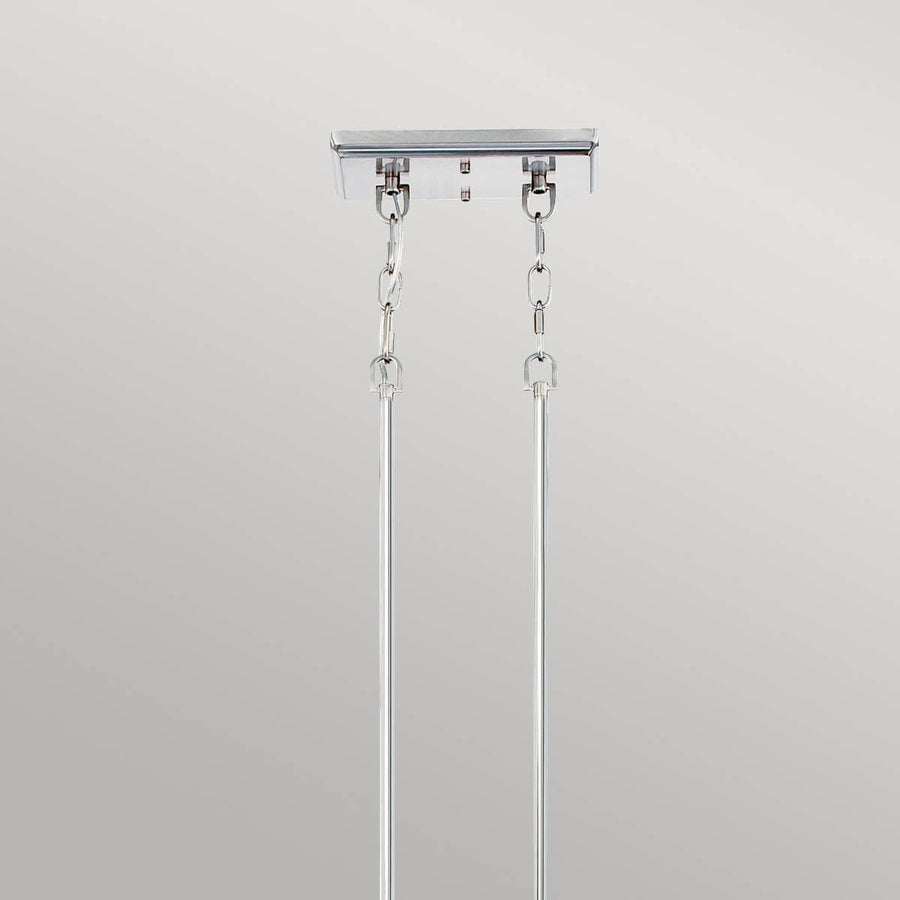 Détail de la fixation au plafond avec chaînettes et tiges de suspension