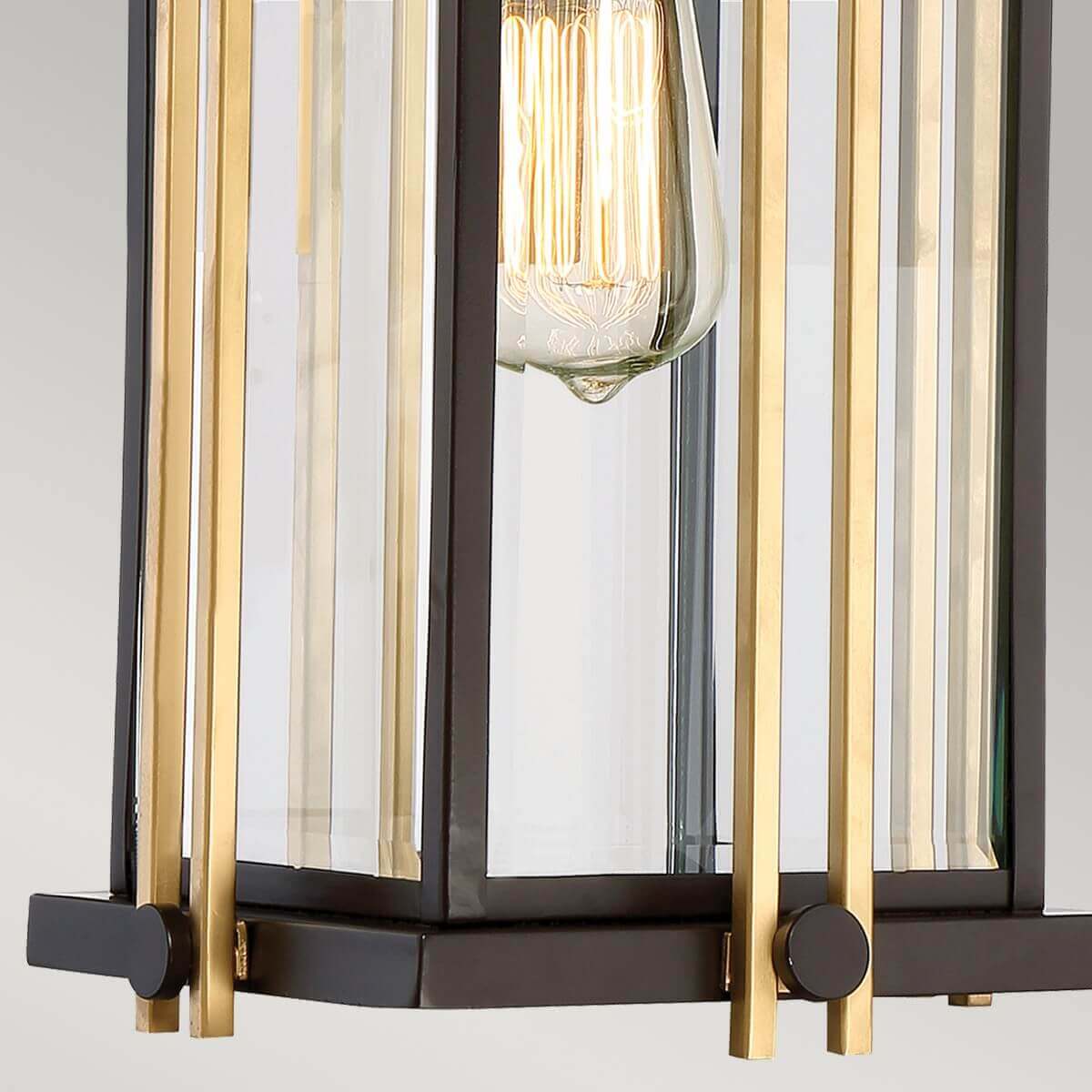 Détail du bas de la lanterne avec montants dorés et verre strié