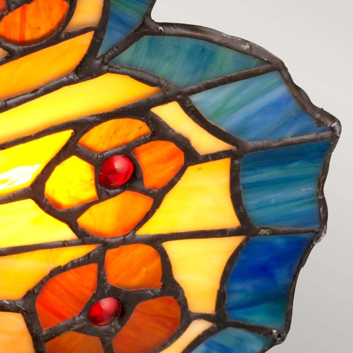 Détail des ailes en verre jaune, orange et bleu serties de plomb