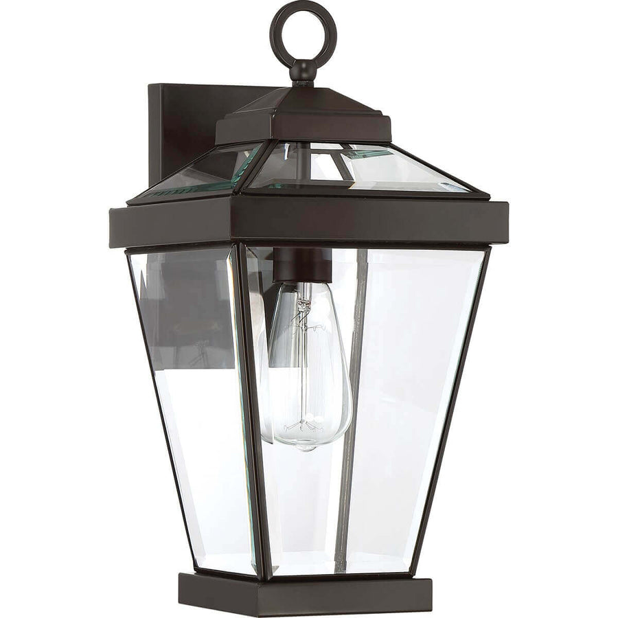 Angle rapproché montrant le cadre métallique et l’ampoule Edison allumée