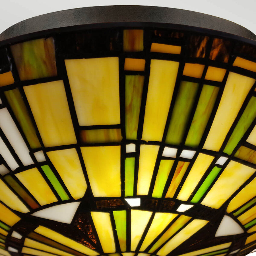 Gros plan de la monture et du bord supérieur en verre tiffany