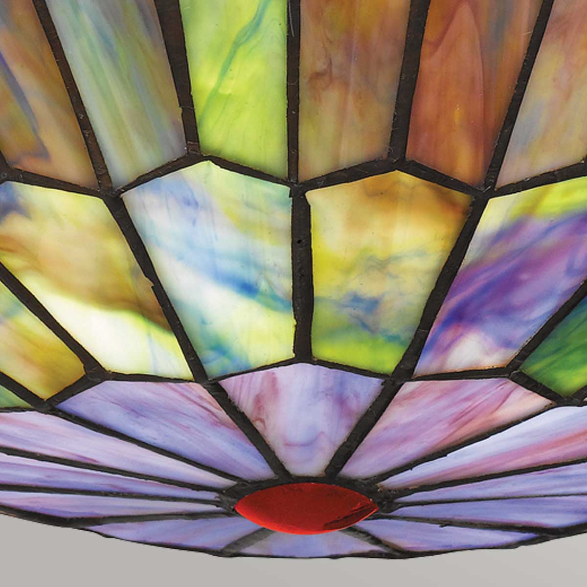 Gros plan du coeur de l'abat-jour, verre marbré et pastille rouge centrale