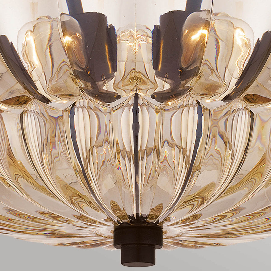 Gros plan sur les douilles et ampoules à l'intérieur du verre ambré.