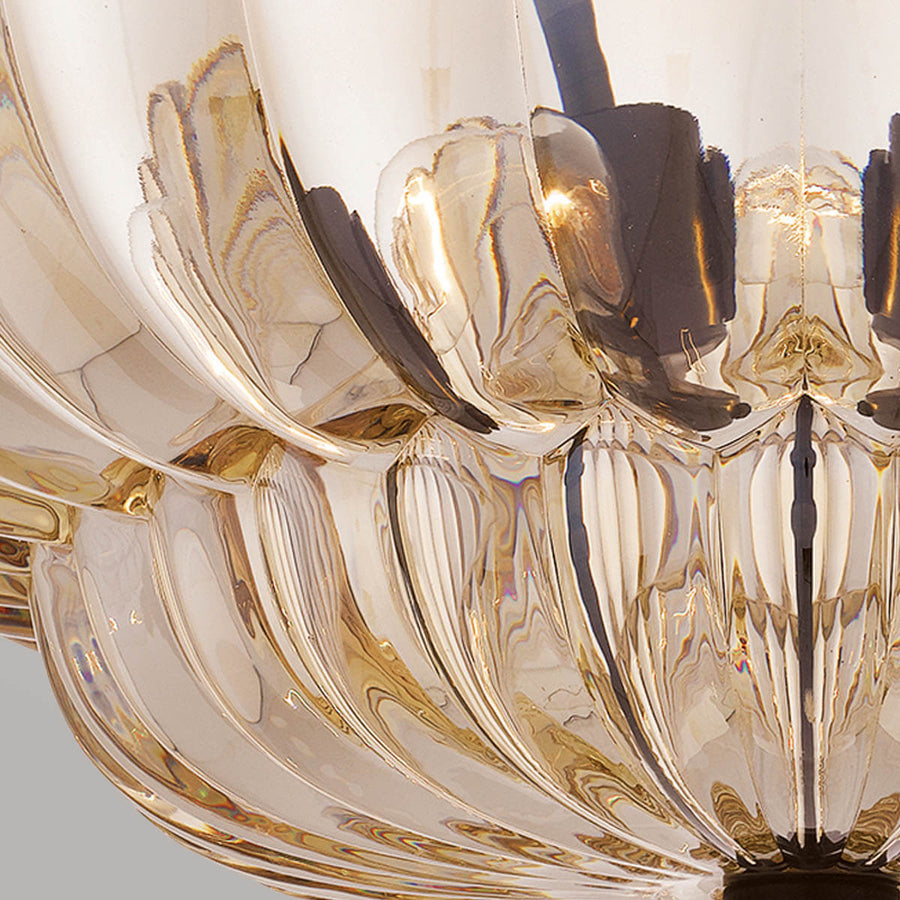 Détail macro de la texture du verre ambré et des reflets lumineux.