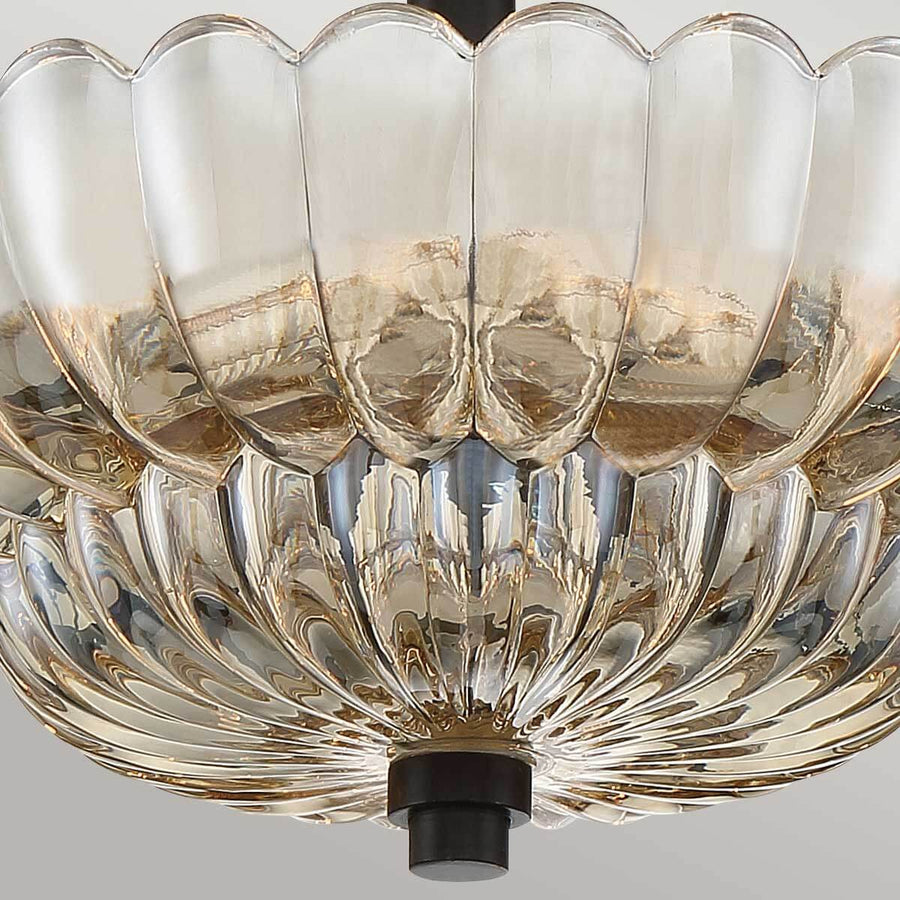 Gros plan sur les godrons du verre ambré et le reflet de la lumière