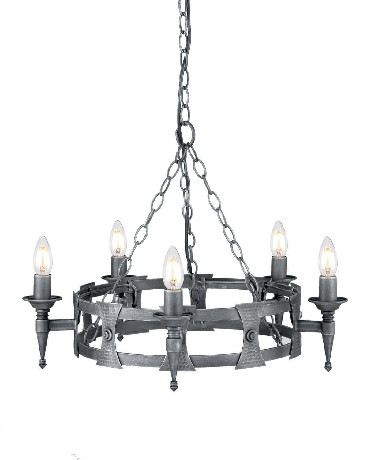 Lustre complet sur fond blanc, cinq lumières et chaîne de suspension en métal noir et argenté.