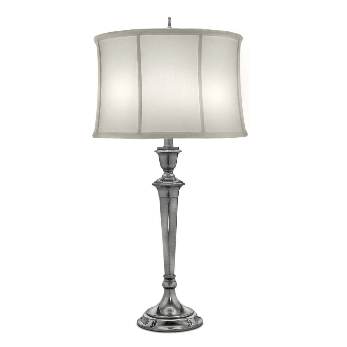 Lampe à poser vue de face avec abat-jour en lin et pied en nickel poli.