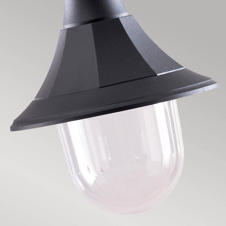 Détail du diffuseur en verre transparent sous l'abat-jour noir