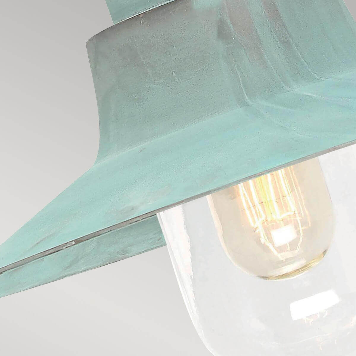 Détail de l'abat-jour conique évasé, ampoule filament et diffuseur en verre