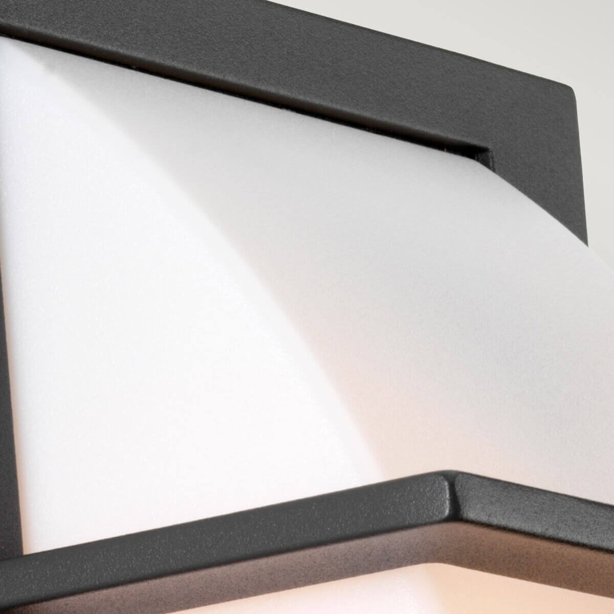 Détail du cadre anthracite texturé et du diffuseur blanc de l'applique murale