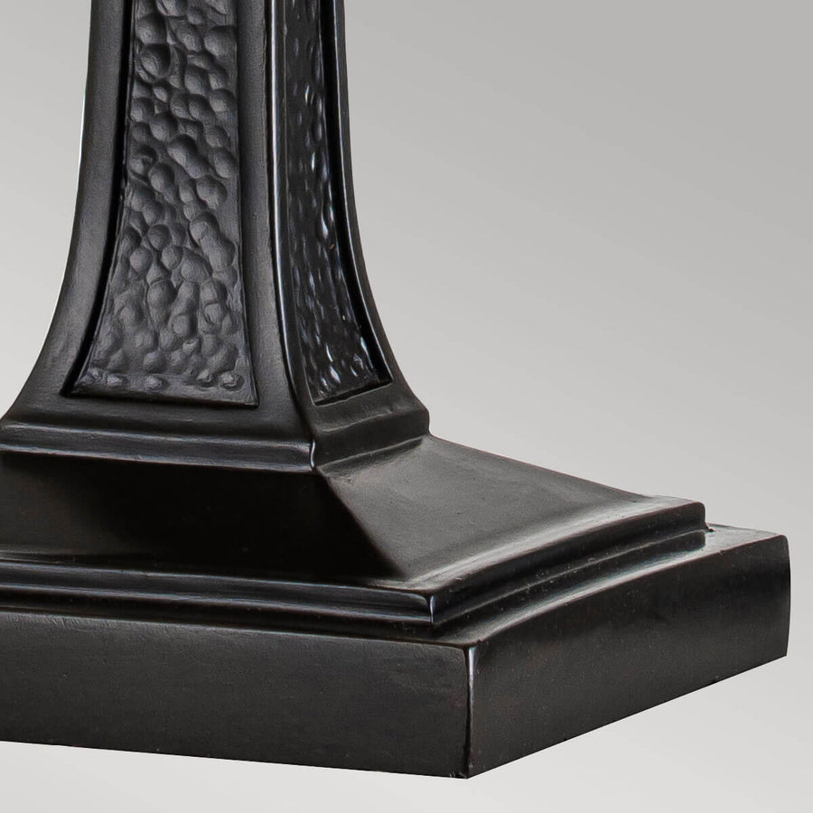 Détail de la base carrée et du décor martelé du fût bronze