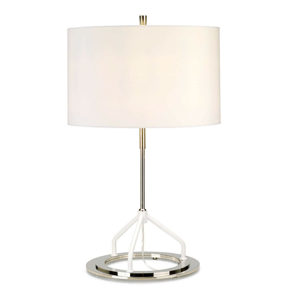 Lampe à poser de face, abat-jour cylindrique blanc et piètement chromé à trois branches blanches