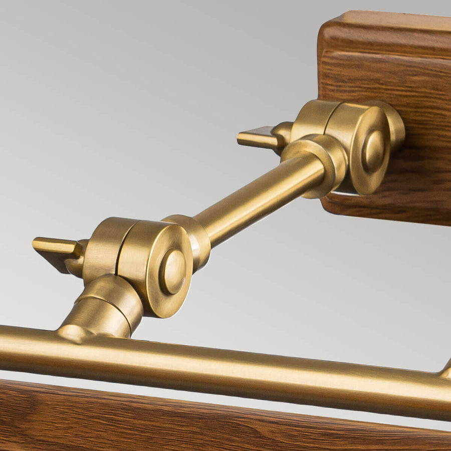 Gros plan de l'articulation pivotante en laiton reliant le support mural