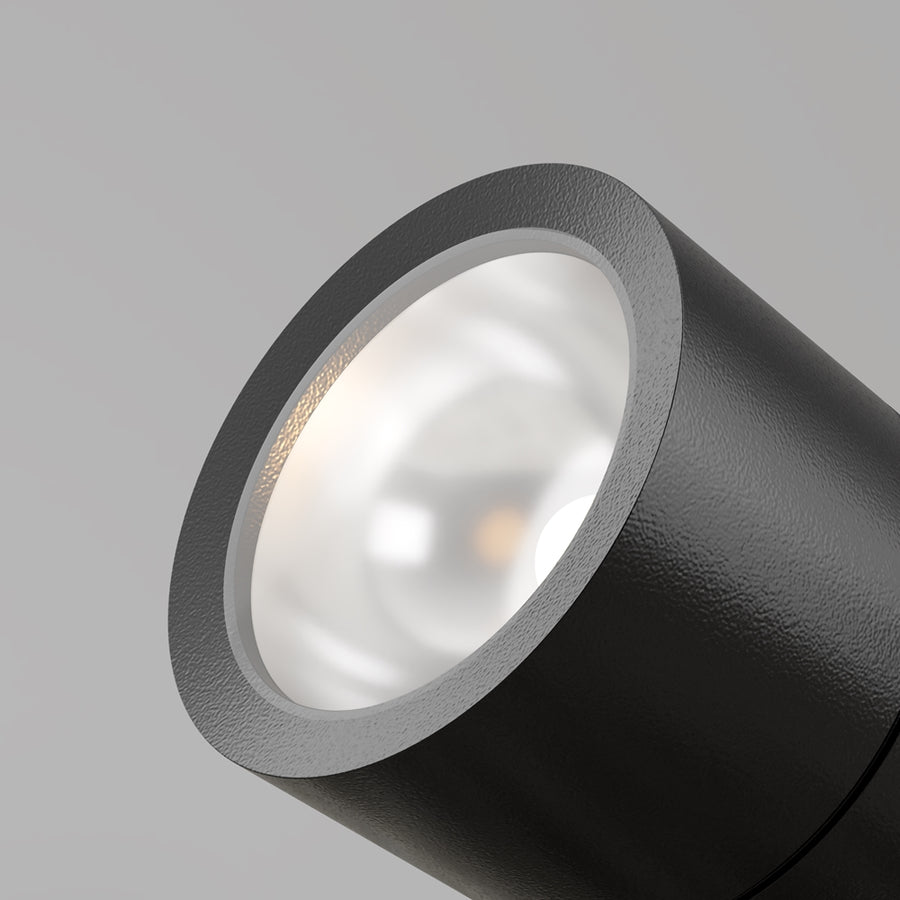Gros plan sur la lentille et la bague métallique du projecteur éteint