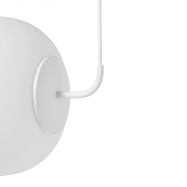 Détail de la finition blanche avec disque de fixation et tube coudé