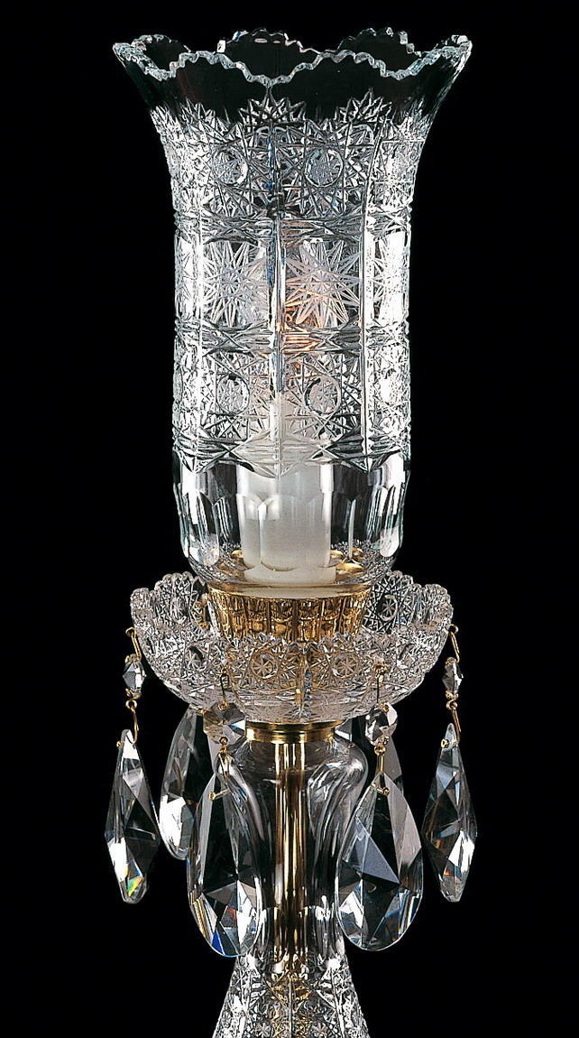 Détail du haut : abat-jour ciselé, douille dorée, pendentifs en cristal taillé.