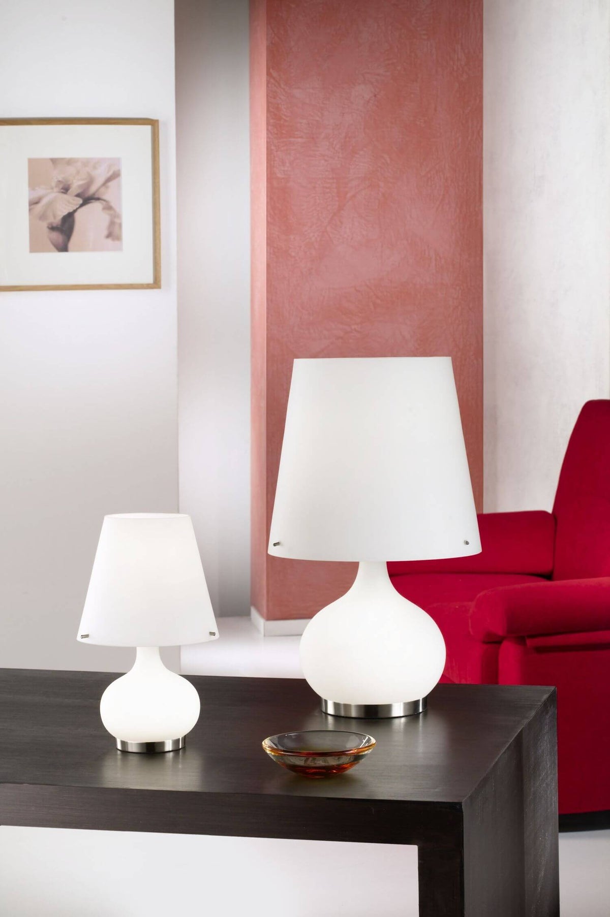 Deux tailles de la lampe posées sur une console, intérieur rouge et blanc