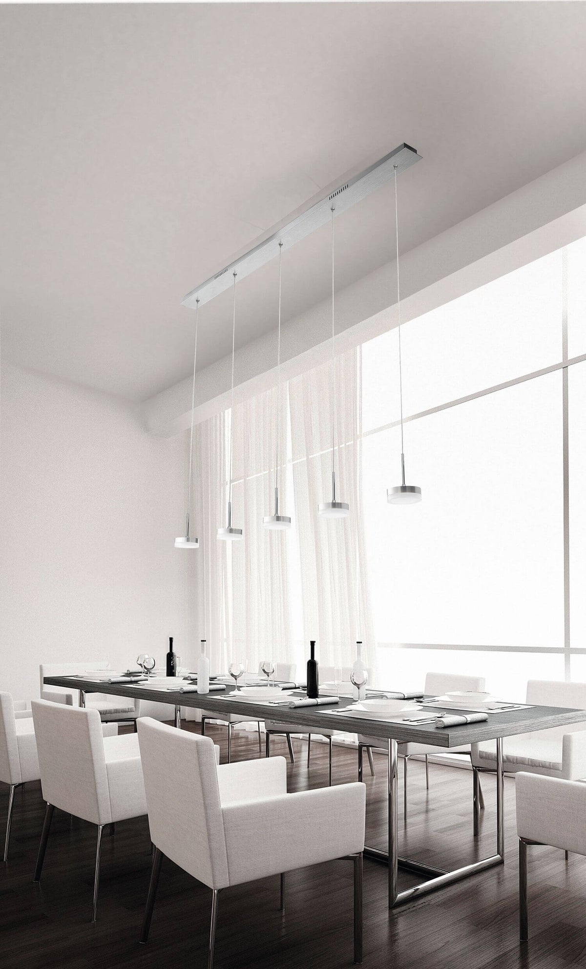 Mise en ambiance au-dessus d'une longue table de salle à manger, suspension linéaire allumée.