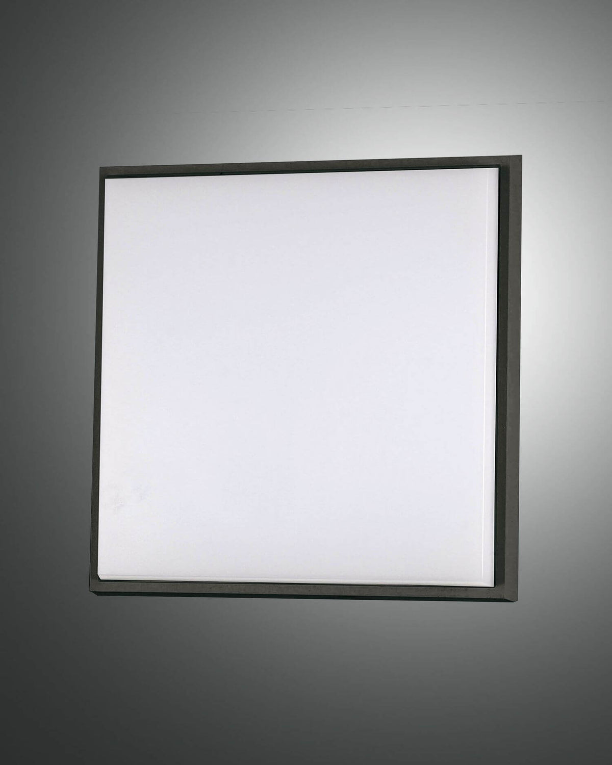 Vue de face du plafonnier carré noir avec cadre fin et diffuseur blanc.