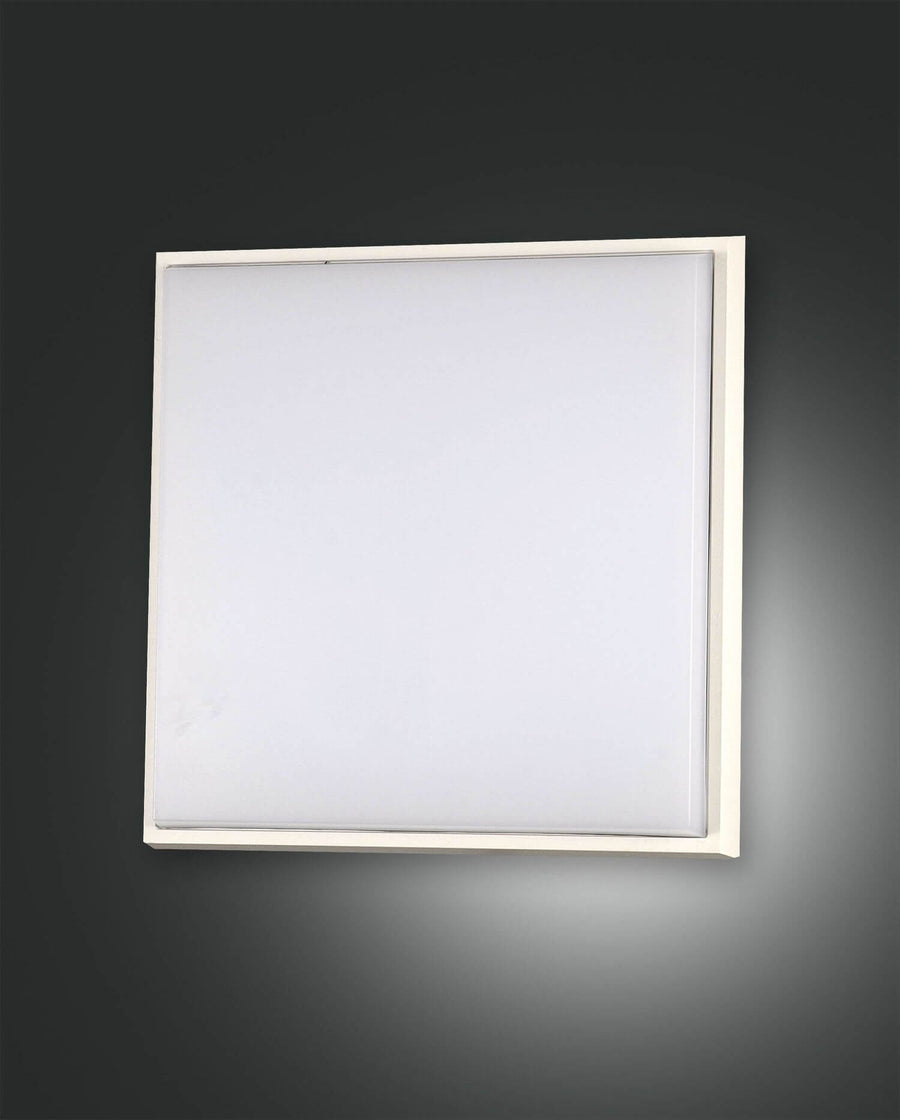 Vue de face d'un plafonnier carré blanc, finition lisse et diffuseur opalin.