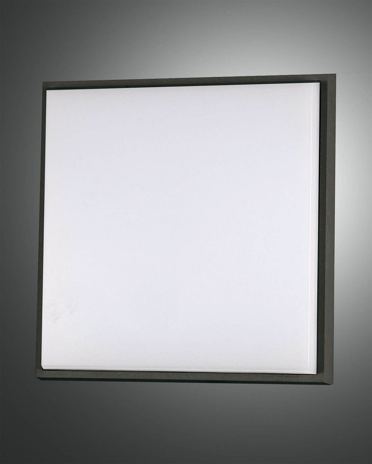 Vue de face du plafonnier carré, cadre noir fin et diffuseur blanc uniformément éclairé