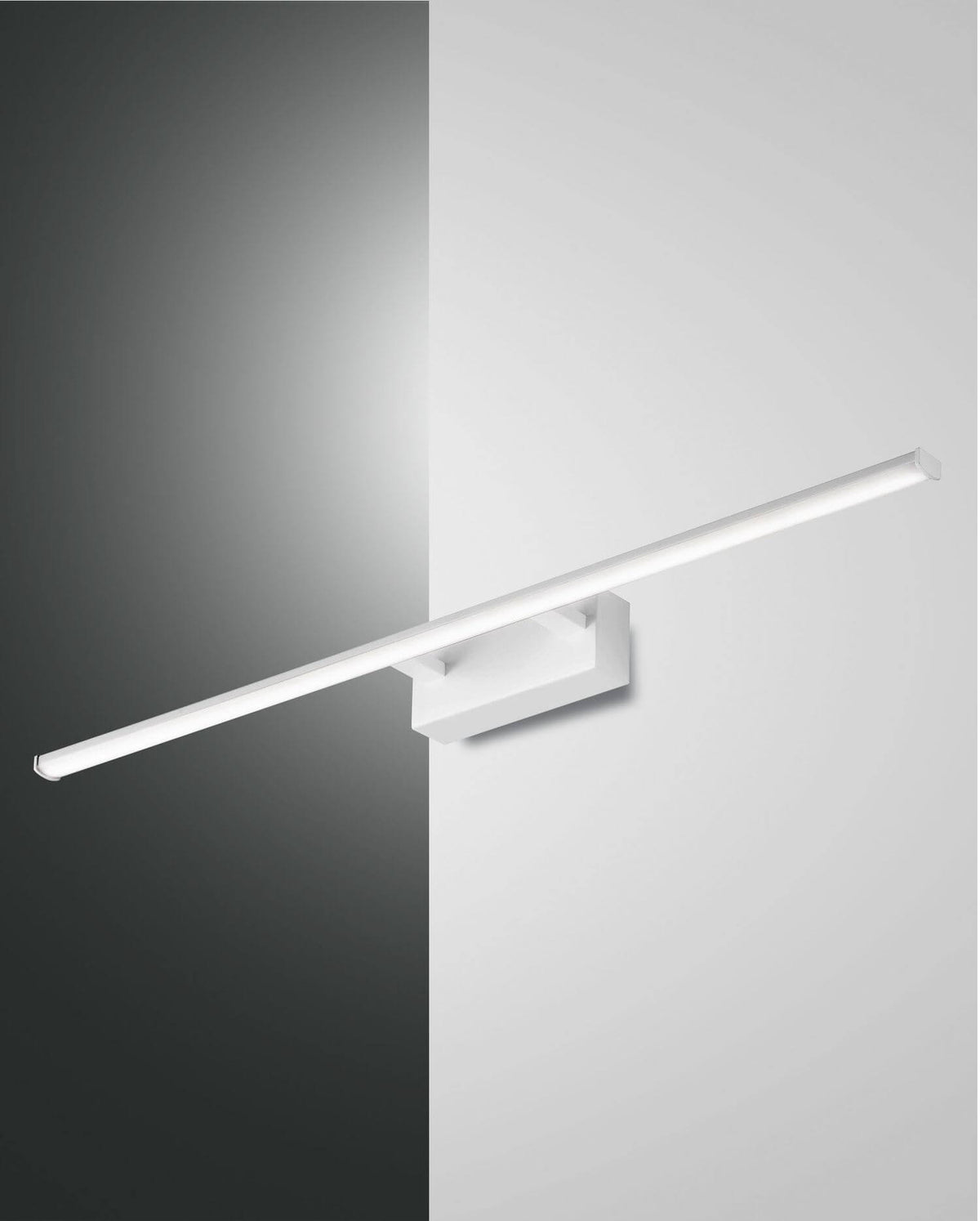Applique murale blanche linéaire LED vue de face sur mur bicolore gris et blanc