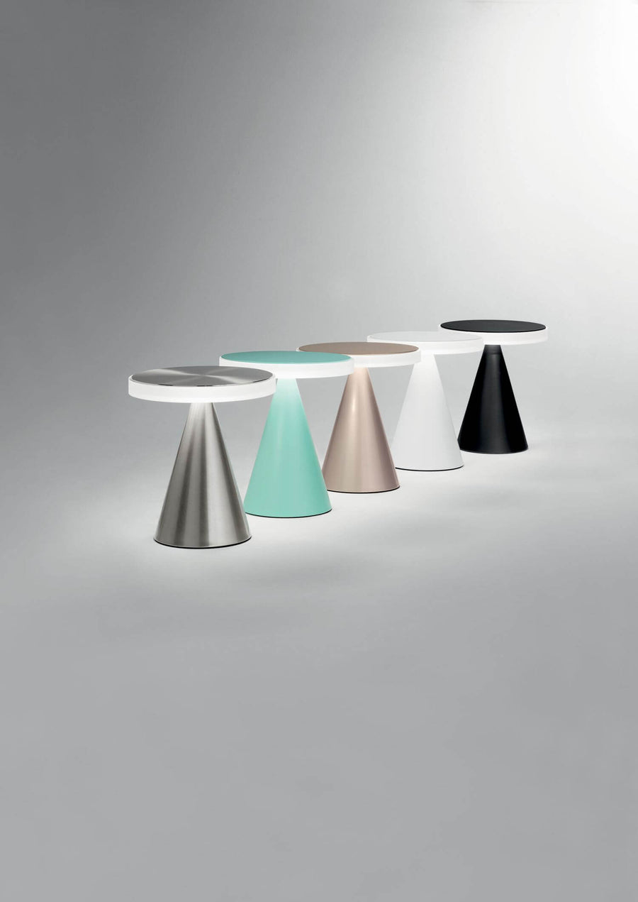 Cinq lampes alignées, coloris acier, menthe, beige, blanc et noir.