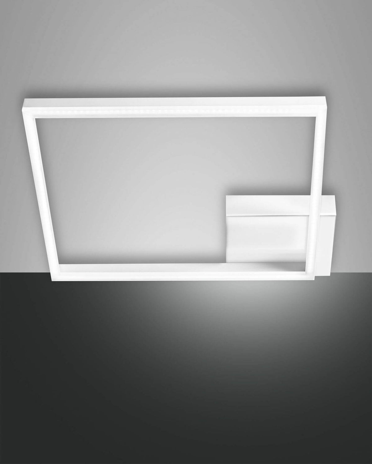 Vue de face du plafonnier rectangulaire blanc, cadre lumineux et boîtier central